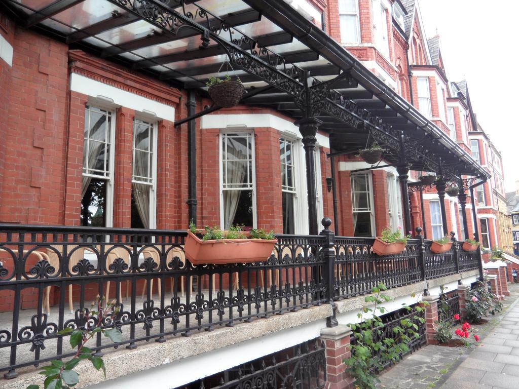 Glen Usk Hotel Llandrindod Wells Exterior photo